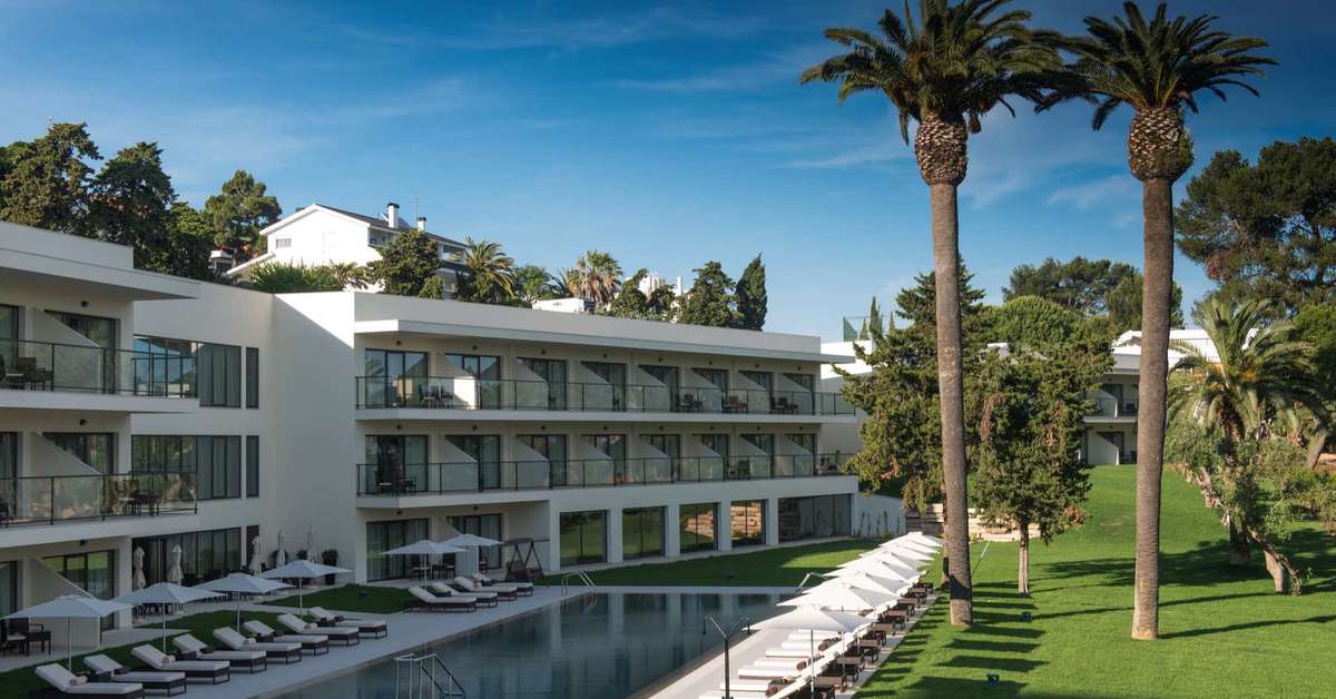 Een foto van het zwembad bij Vila Gale Collection Palacio dos Arcos
