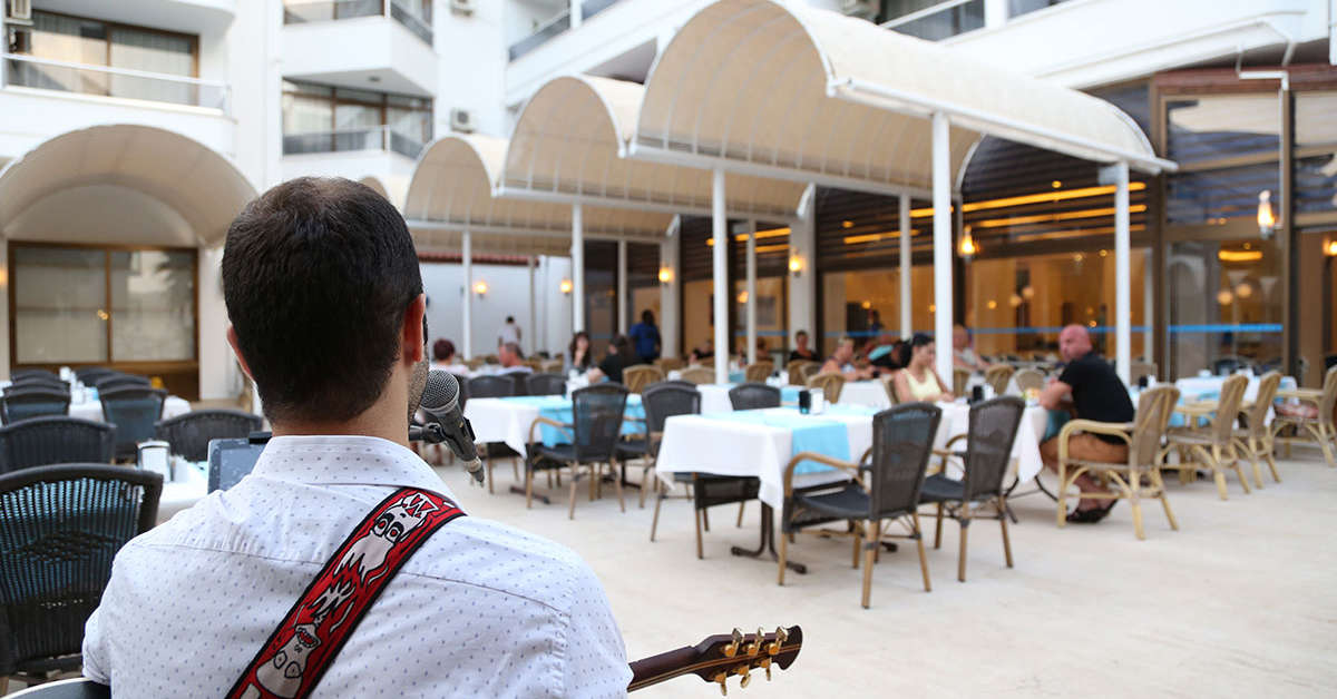 Een foto van het terras bij Hotel Kaya Maris