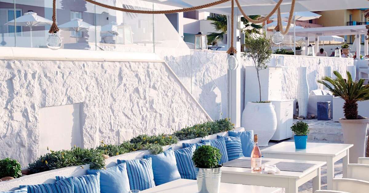 Een foto van het terras bij Petradi Beach Lounge Hotel