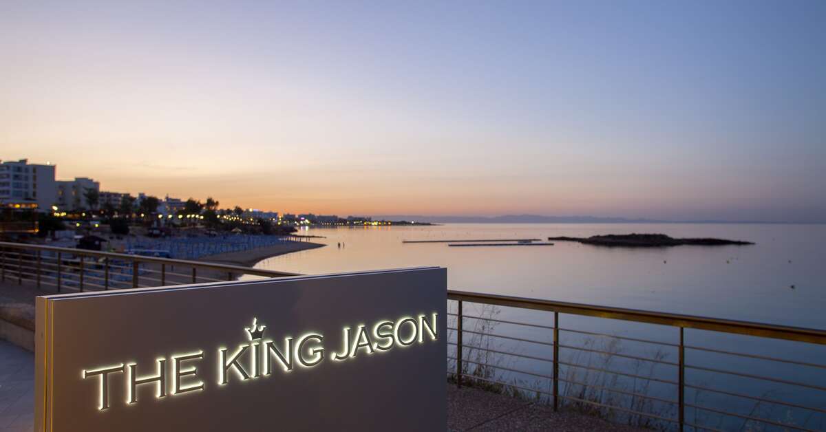 Een foto van de buitenkant van The King Jason Protaras