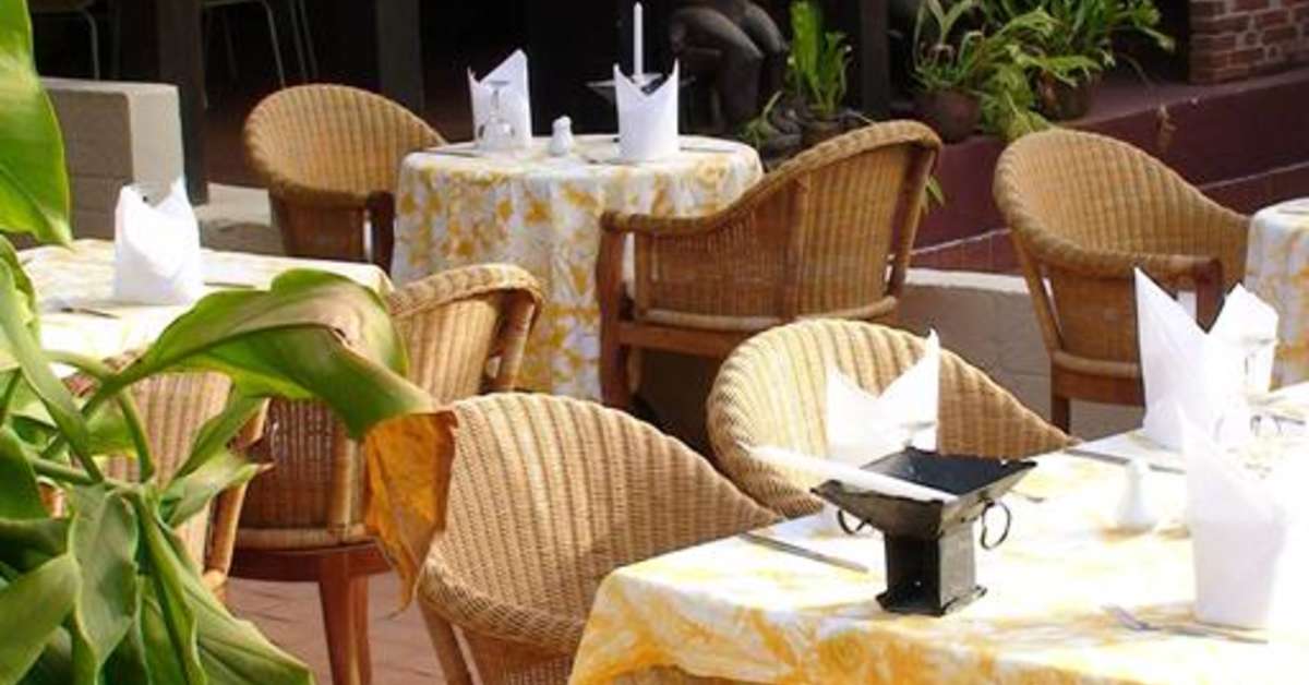 Een foto van het terras bij Bakotu Hotel
