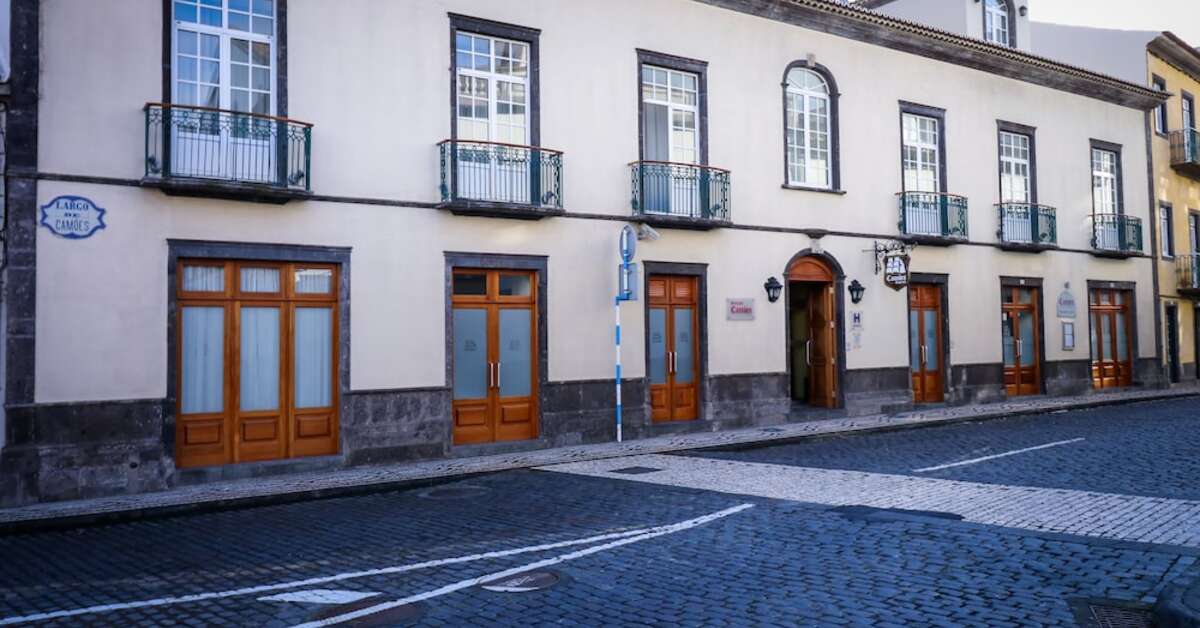 Een foto van de buitenkant van Camoes Hotel