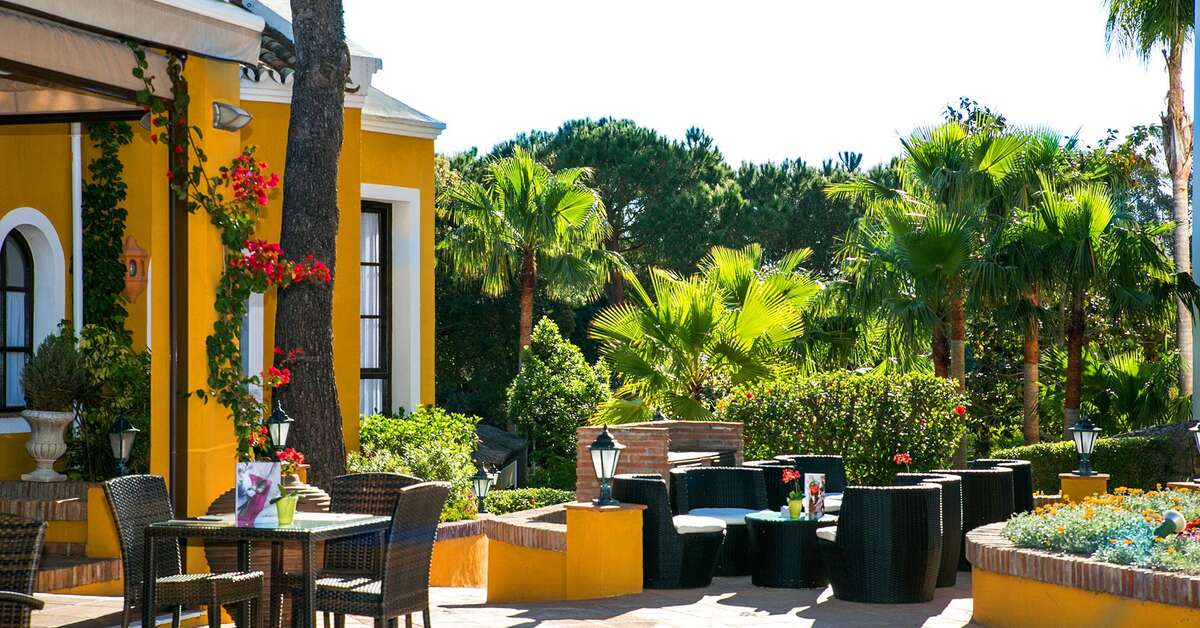 Een foto van het terras bij Ona Alanda Club Marbella