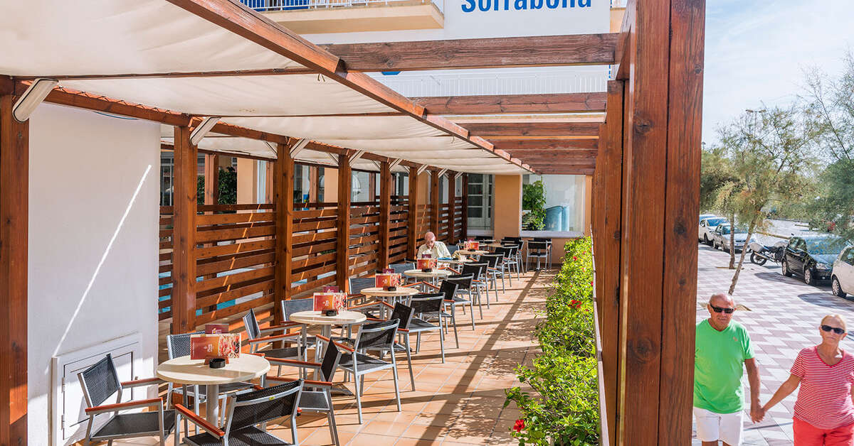 Een foto van het terras bij Hotel Sorrabona