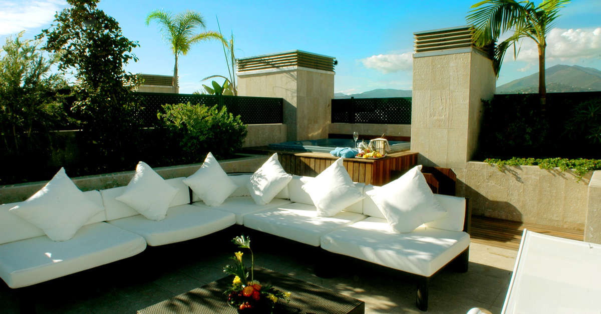 Een foto van het terras bij Gran Hotel Guadalpin Banus
