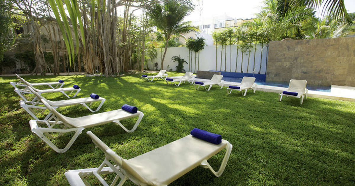 Een foto van het terras bij Nina Hotel & Beach Club