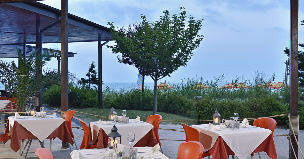 Een foto van het terras bij Sol Luna Bay All Inclusive