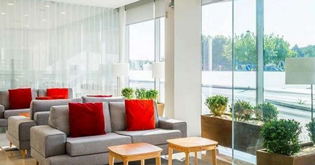Een foto van het interieur van Tryp by Wyndham Leiria