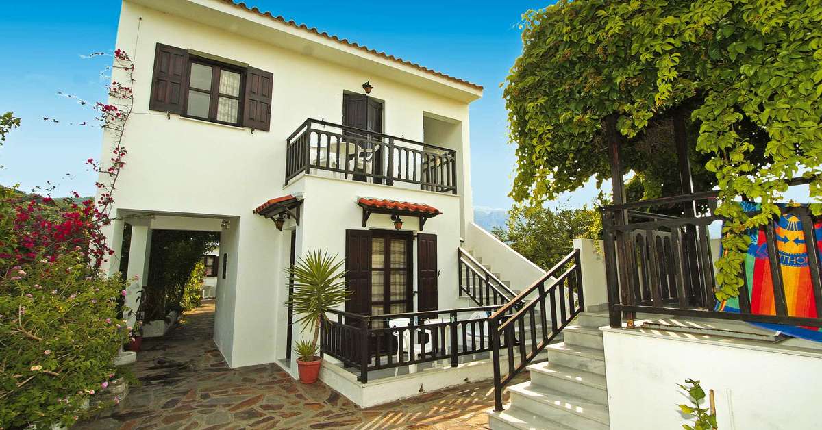 Een foto van de buitenkant van Hotel Golden Sun
