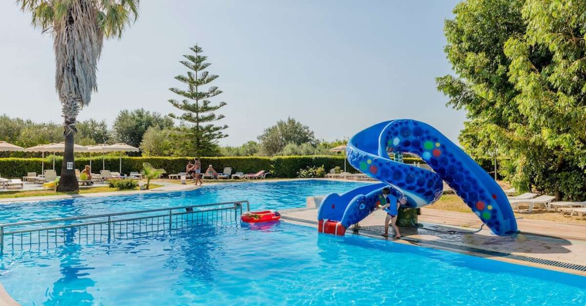 Een foto van het zwembad bij Olive Garden Hotel