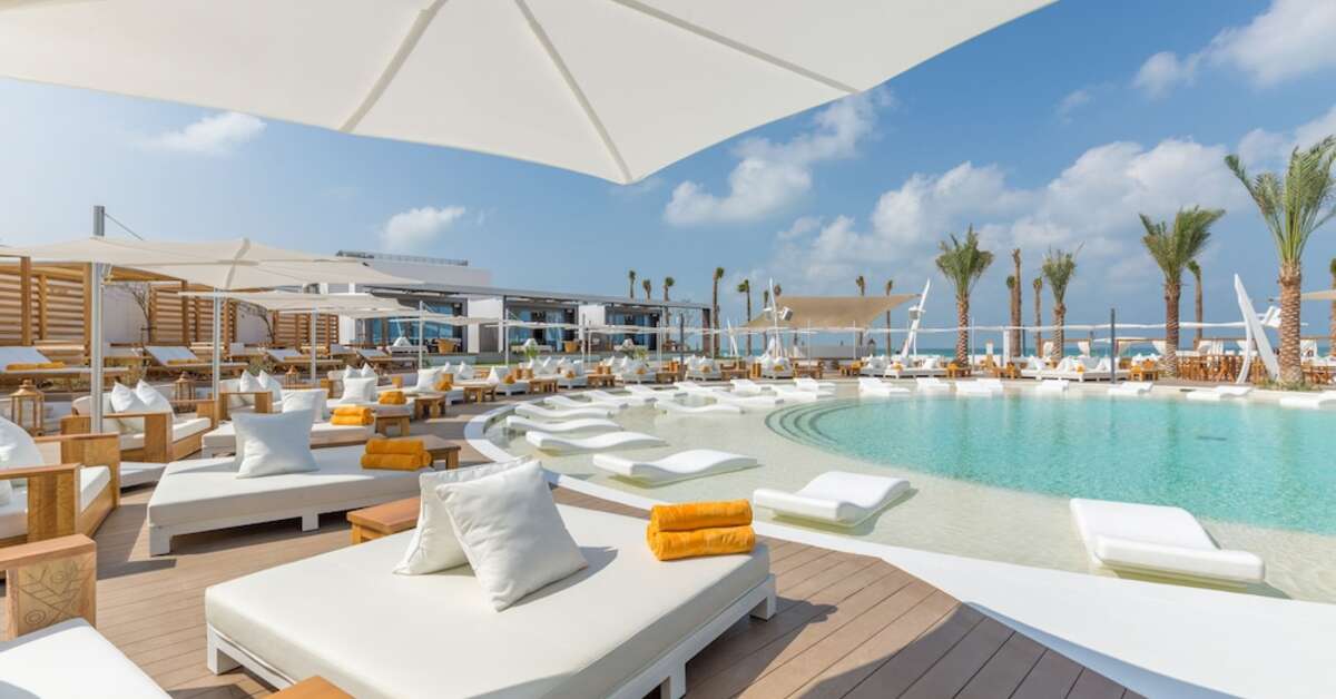 Een foto van het zwembad bij Nikki Beach Resort & Spa Dubai