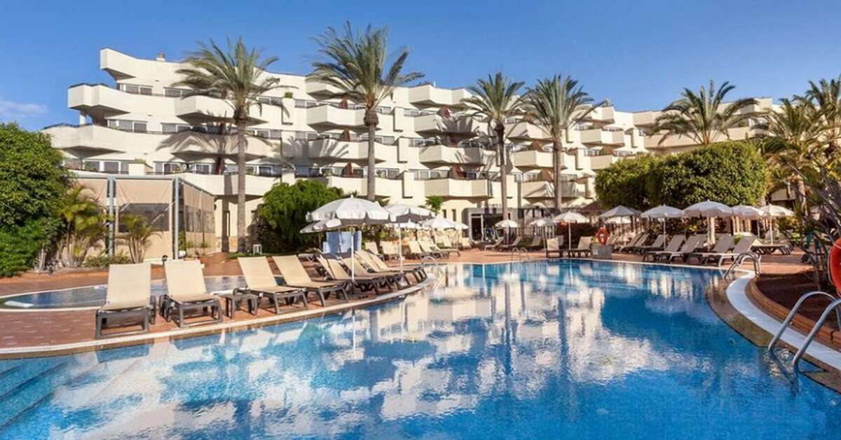 Een foto van het zwembad bij Barcelo Corralejo Bay
