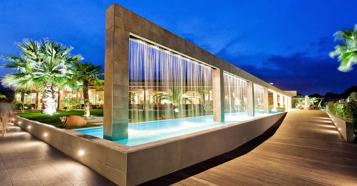 Een foto van de buitenkant van Hotel Poseidon Palace