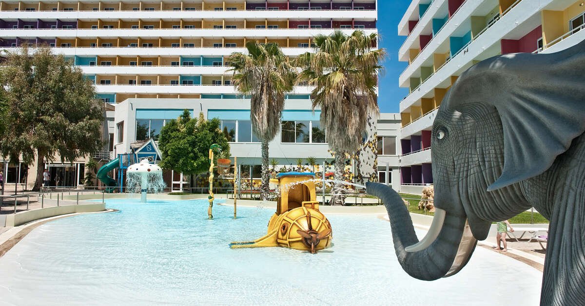 Een foto van het zwembad bij Esperides Beach Family Resort