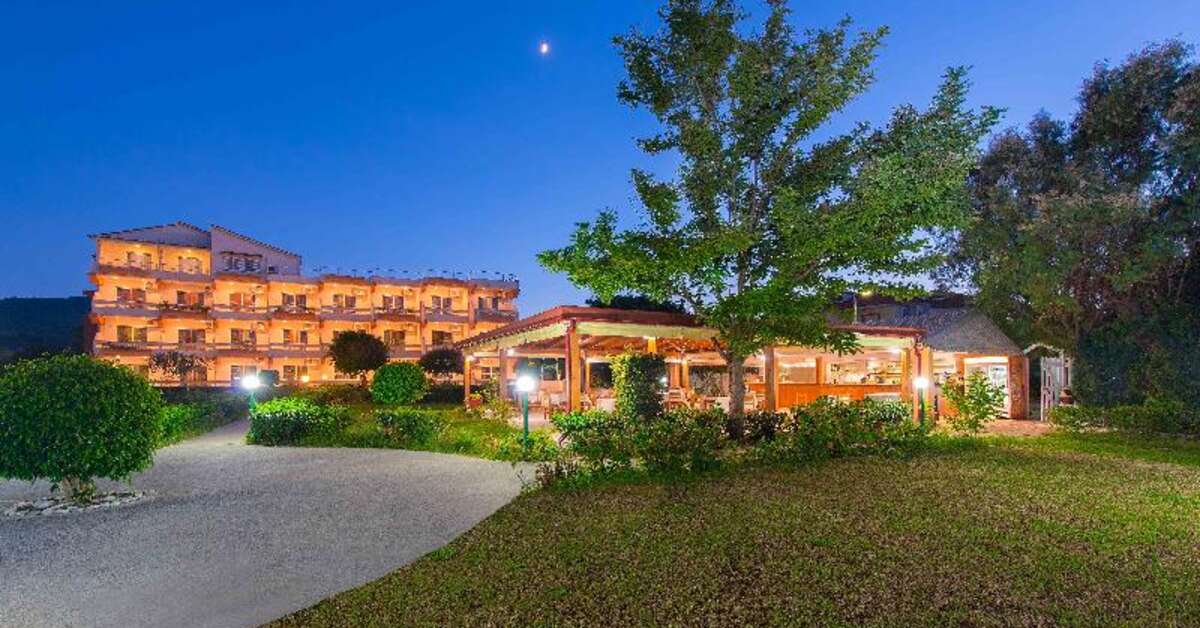 Een foto van de buitenkant van Bayside Hotel Katsaras