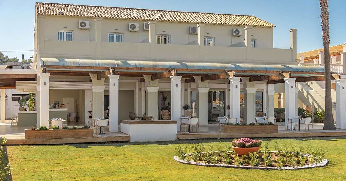 Een foto van de buitenkant van Olive Grove Beachfront Kavos