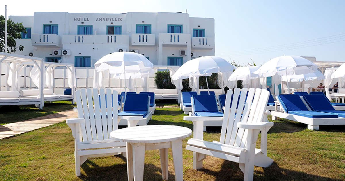 Een foto van het terras bij Amaryllis Paros Beach Hotel