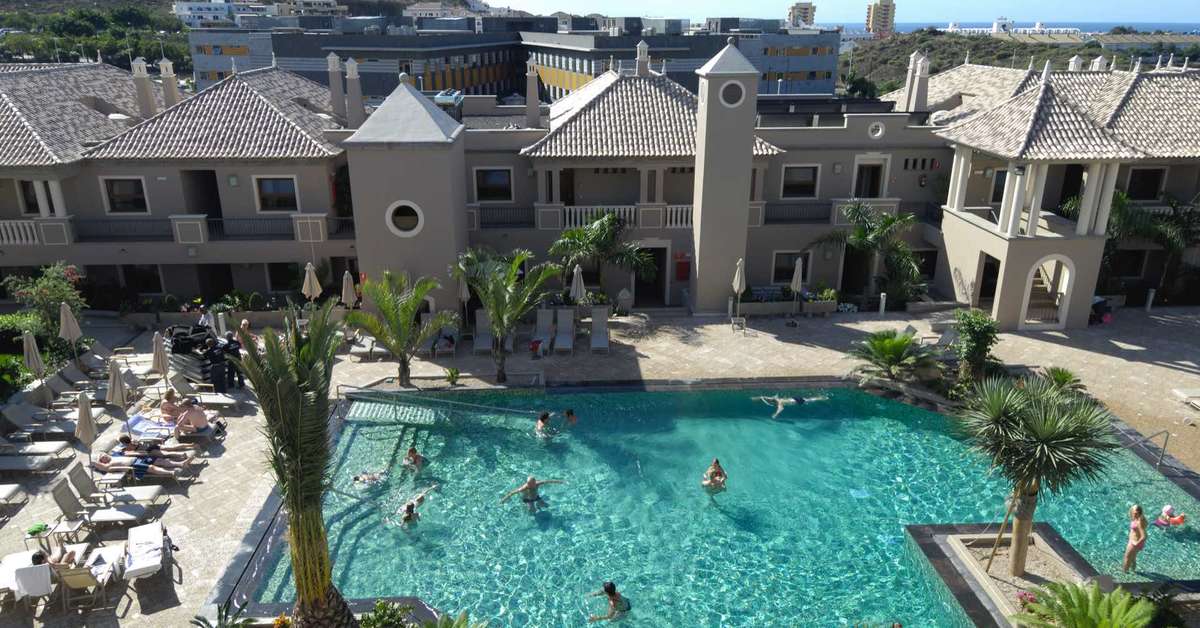 Een foto van het zwembad bij Marylanza Suites & Spa