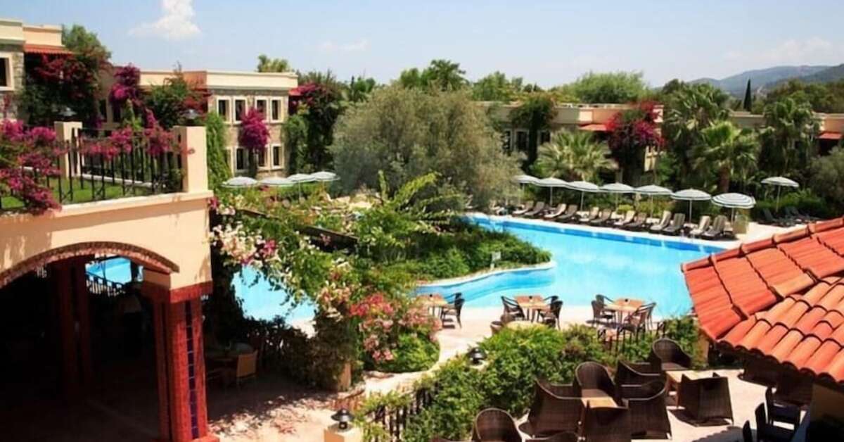 Ein Foto vom Pool im Hotel Zeytinada