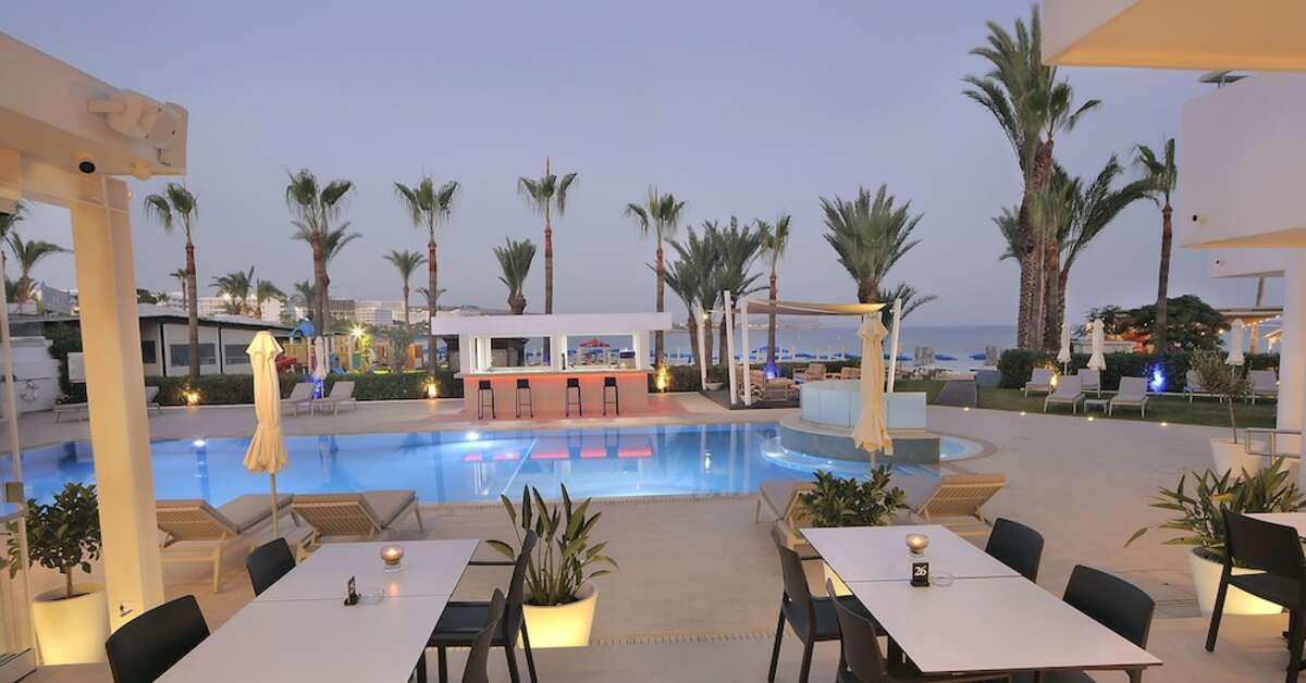 Ein Foto von der Terrasse im Okeanos Beach Boutique Hotel