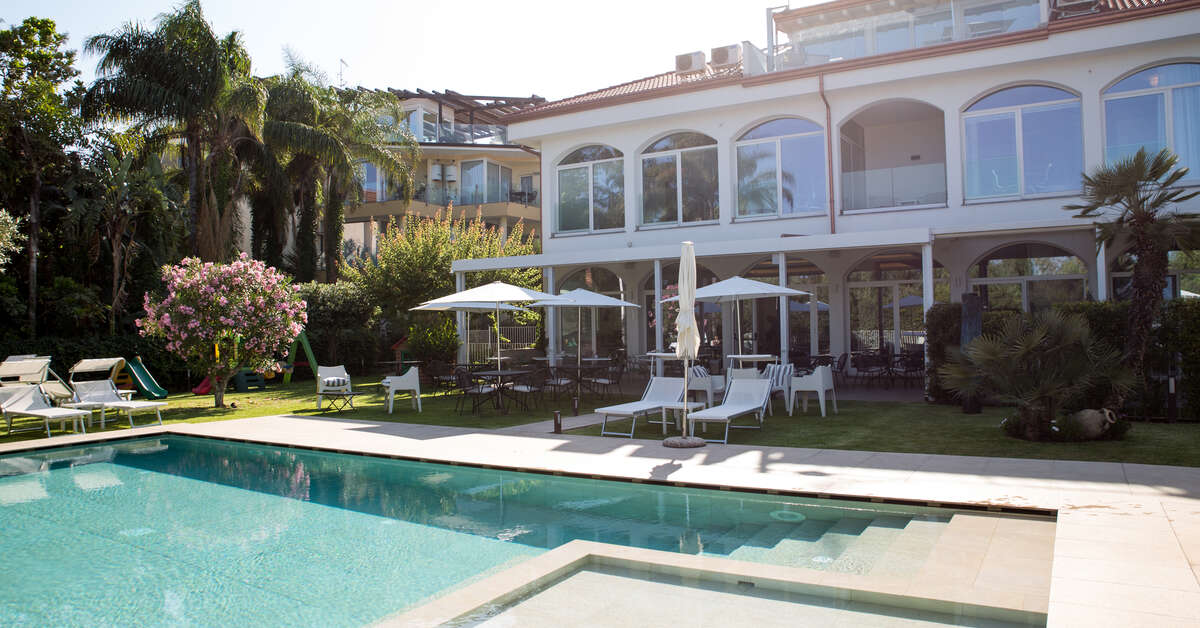 Een foto van het zwembad bij Sicilia's Residence Hotel Art & Spa