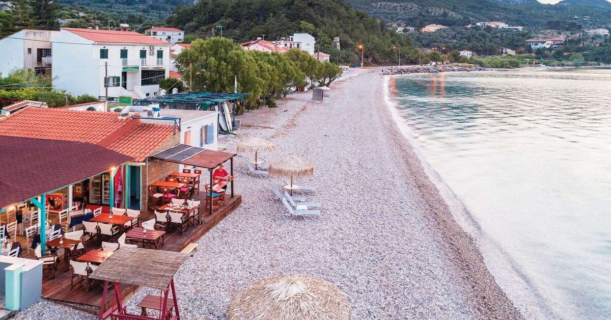 Een foto van het strand bij Kokkari Beach