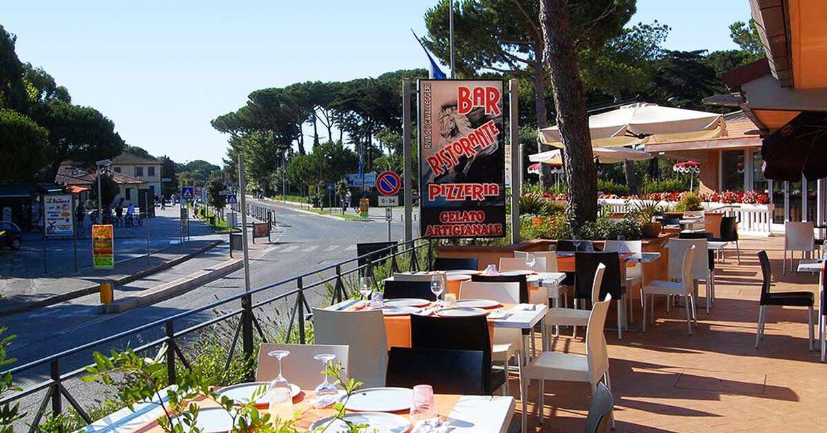Een foto van het terras bij Hotel Riva dei Cavalleggeri