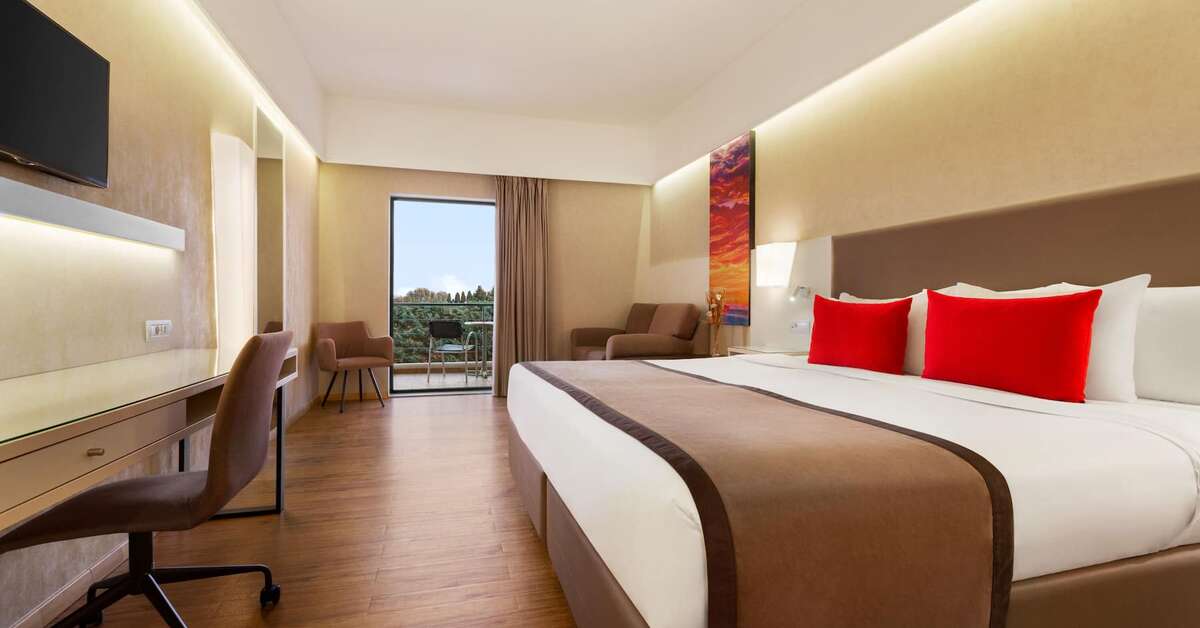 Ein Foto Ramada Plaza by Wyndham Thraki