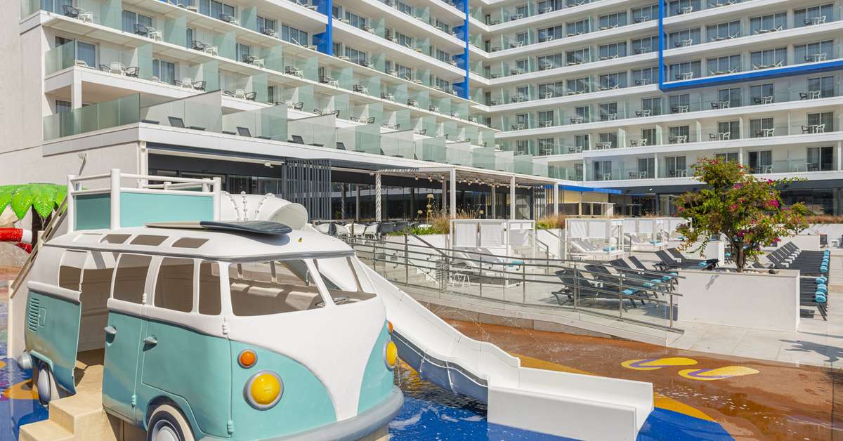 Een foto van het zwembad bij L'Azure Hotel