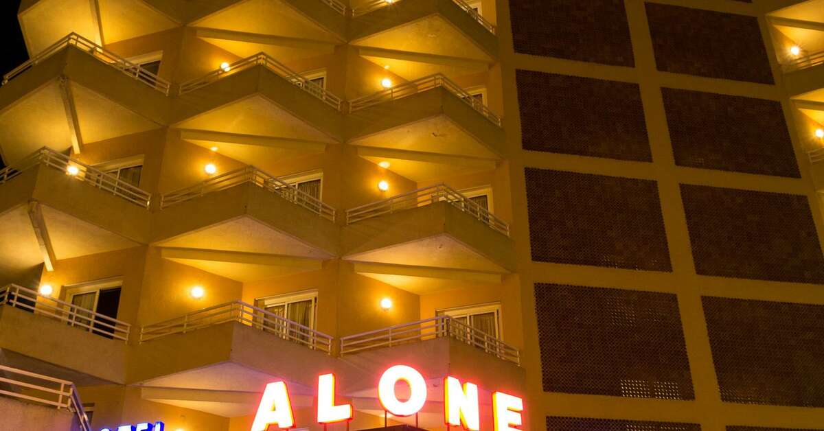 Een foto van de buitenkant van Hotel Alone