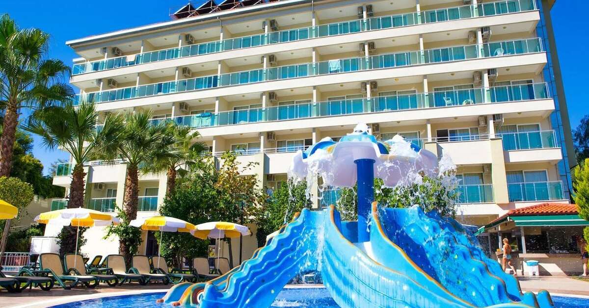 Een foto van het zwembad bij Gardenia Beach Hotel