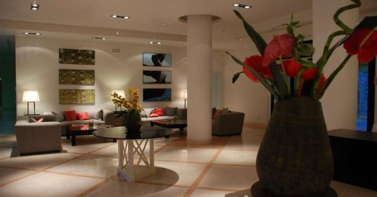 Een foto van het interieur van Mahara Hotel