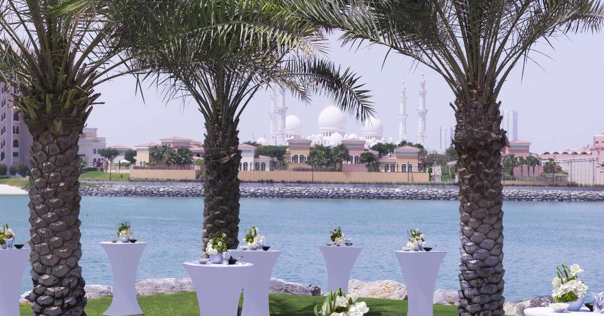 Ein Foto von der Terrasse im Fairmont Bab Al Bahr