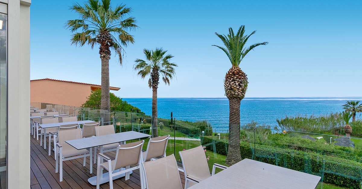 Een foto van het terras bij Hotel Ibiscus Corfu