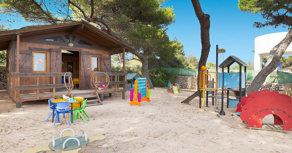 Een foto van het terras bij Alua Illa De Menorca