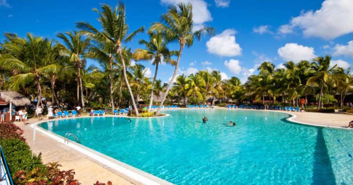 Een foto van het zwembad bij Catalonia Bayahibe