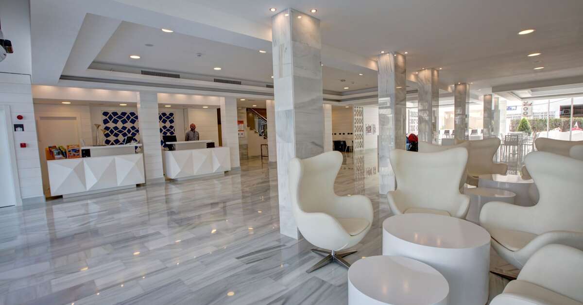 Een foto van het interieur van Aparthotel Playa de Muro Suites