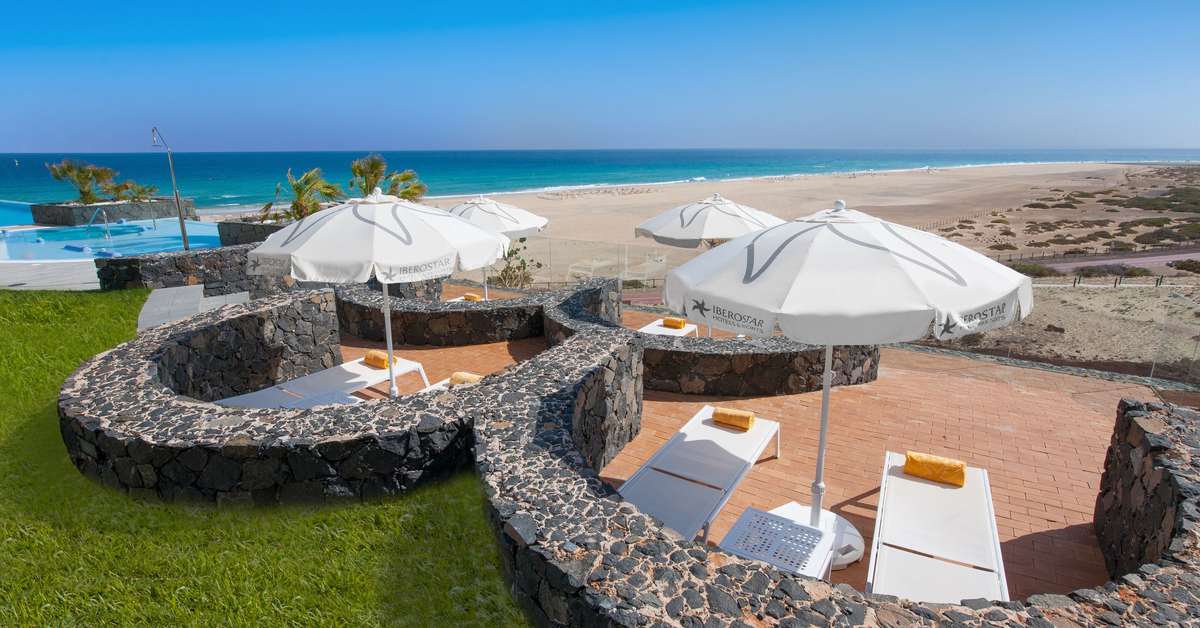 Een foto van het terras bij Iberostar Waves Playa Gaviotas