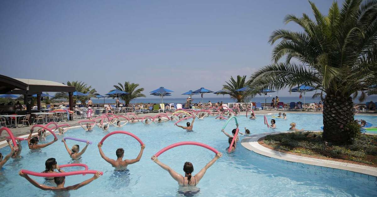 Een foto van het zwembad bij Mareblue Beach Resort