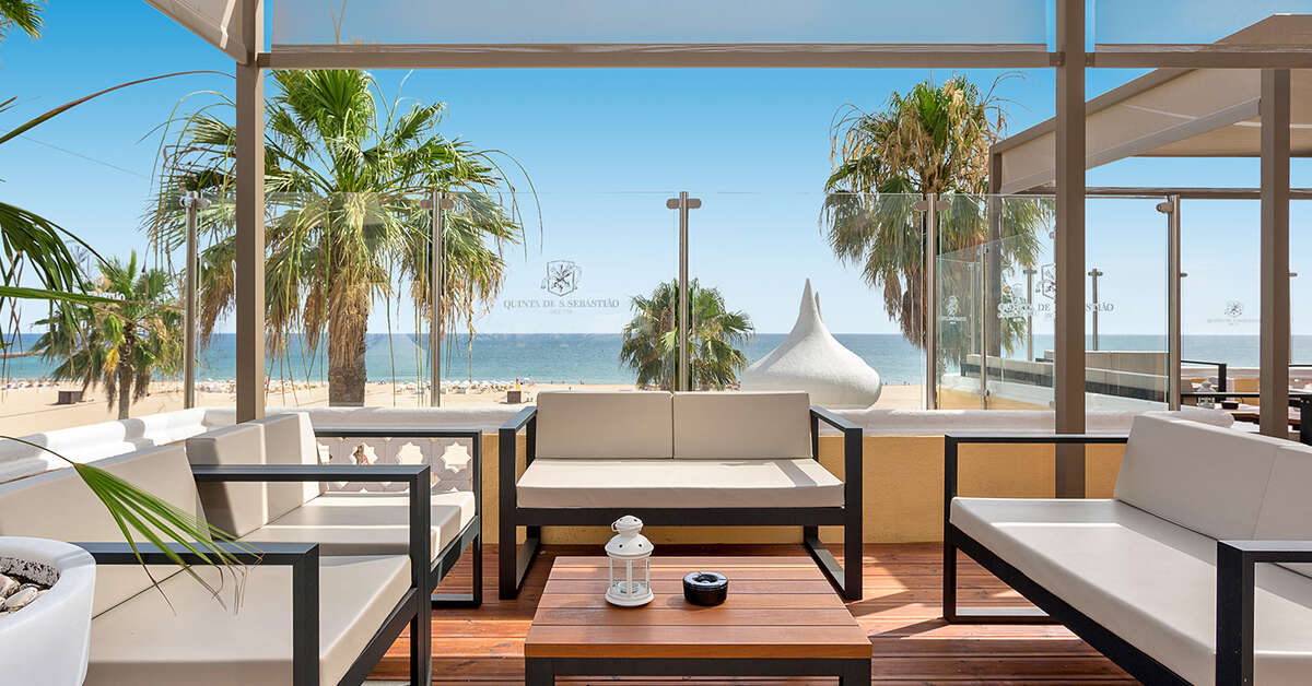 Een foto van het terras bij AP Oriental Beach