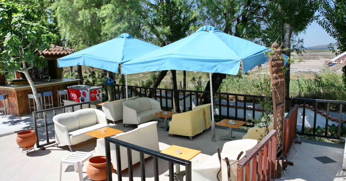 Een foto van het terras bij Hotel Aegeon