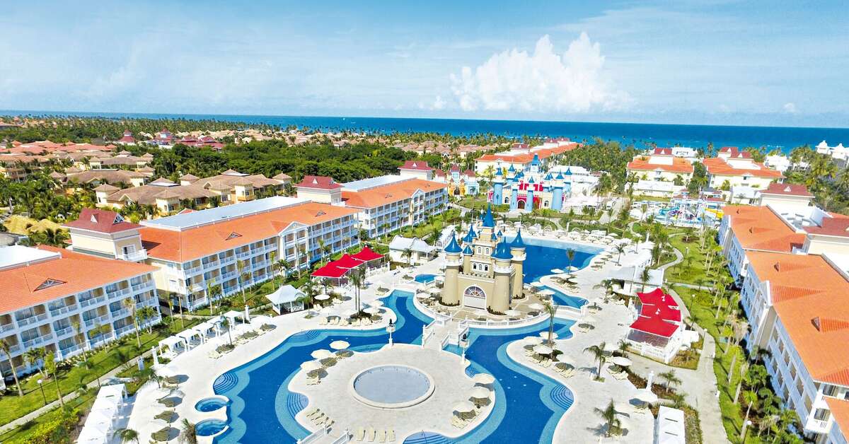 Een foto van het zwembad bij Fantasia Bahia Principe Punta Cana