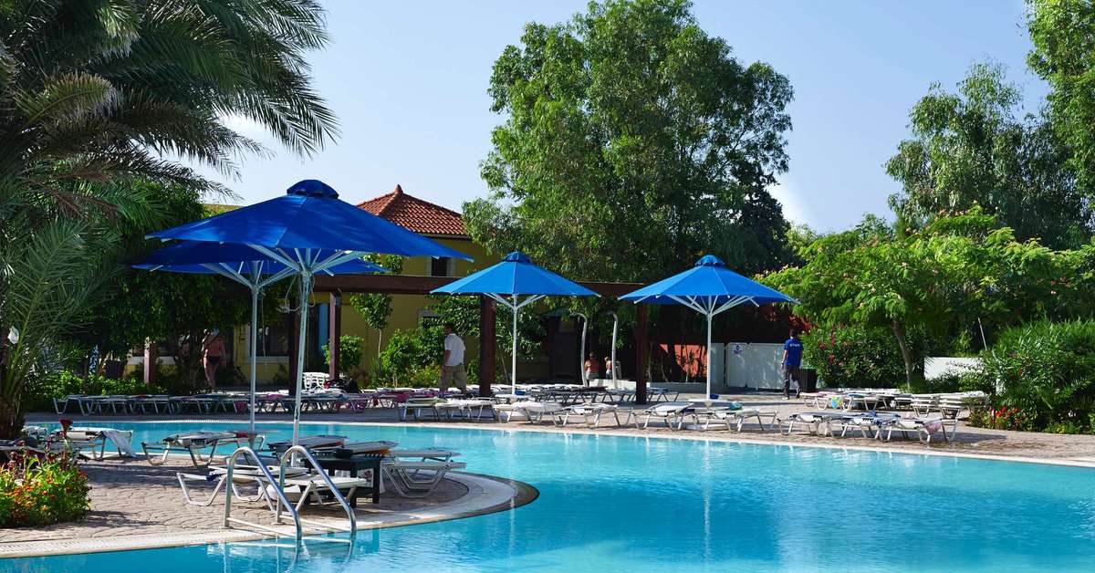 Een foto van het zwembad bij Esperides Beach Family Resort