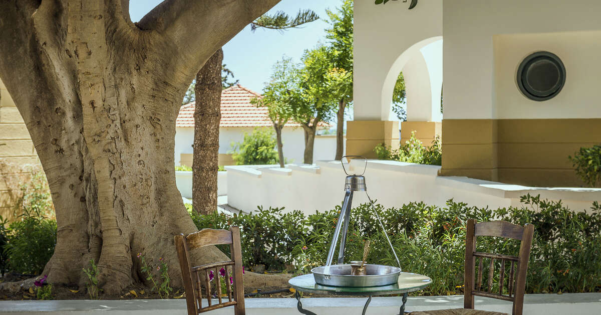 Ein Foto von der Terrasse im Mitsis Rodos Maris Resort & Spa