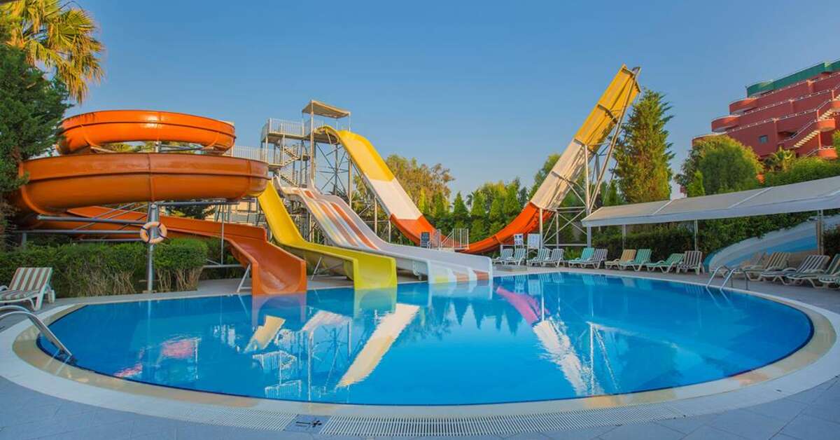 Een foto van het zwembad bij Mukarnas Spa Resort