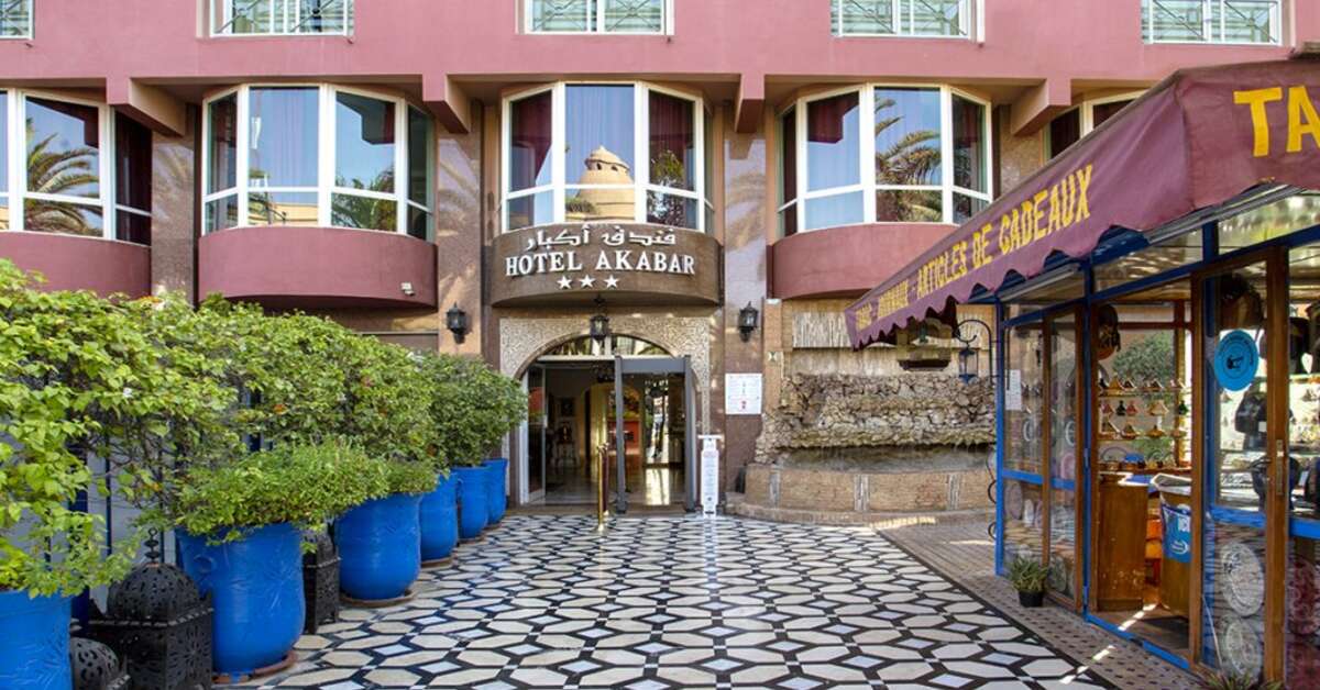 Een foto van de buitenkant van Hotel Akabar