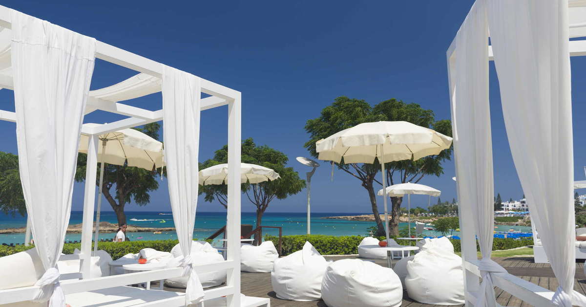 Een foto van het terras bij Capo Bay Hotel