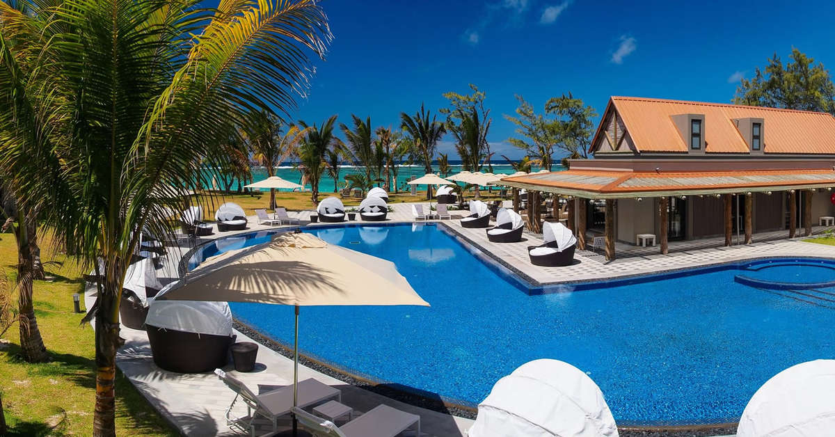 Een foto van het zwembad bij Crystals Beach Resort Belle Mare