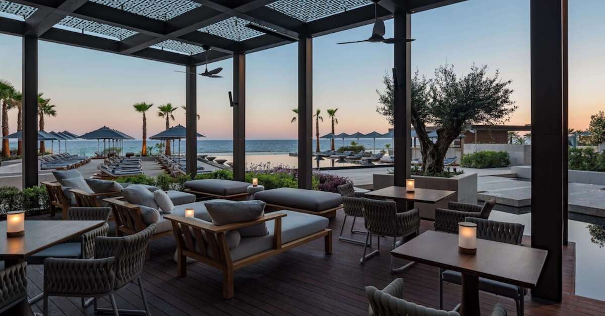Een foto van het terras bij Amara Hotel