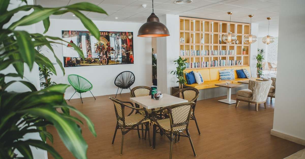 Een foto van het interieur van Hotel Alay